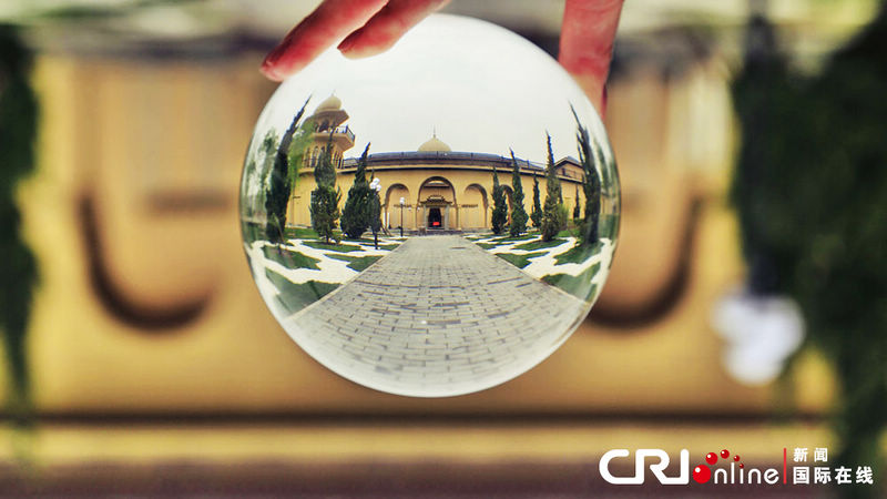 Reflejo del pabellón de estilo islámico en bola de cristal. (Foto: Shen Shi)