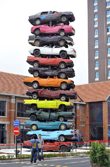Pirámide de coches como forma de arte en China central (2)