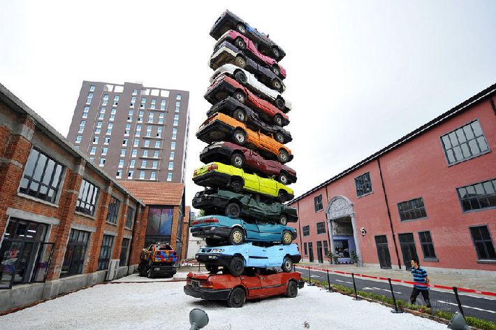 Pirámide de coches como forma de arte en China central (3)