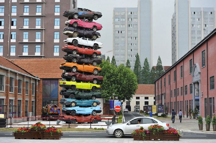 Pirámide de coches como forma de arte en China central