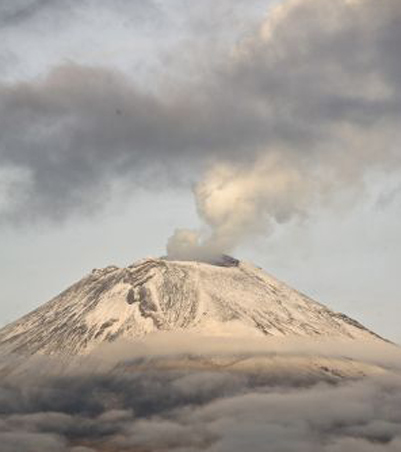 Columnas de humo de tres kilómetros en el volcán 