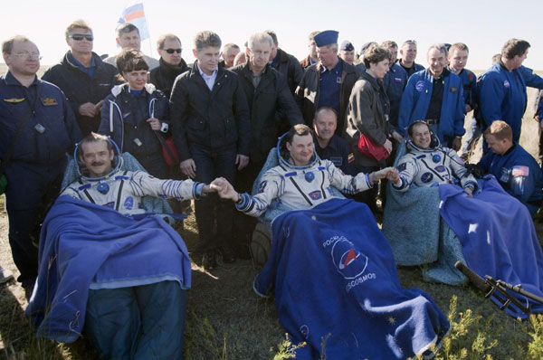 Cápsula rusa Soyuz con tres astronautas regresa a la Tierra tras misión de cinco meses