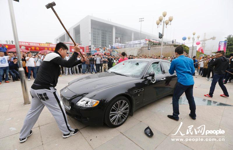 Destrozan coche lujoso para protestar por la calidad de las piezas