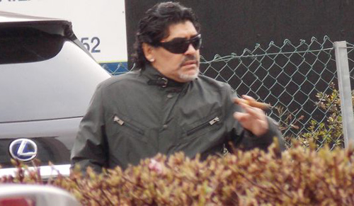 Maradona estalla a pedradas contra los periodistas 