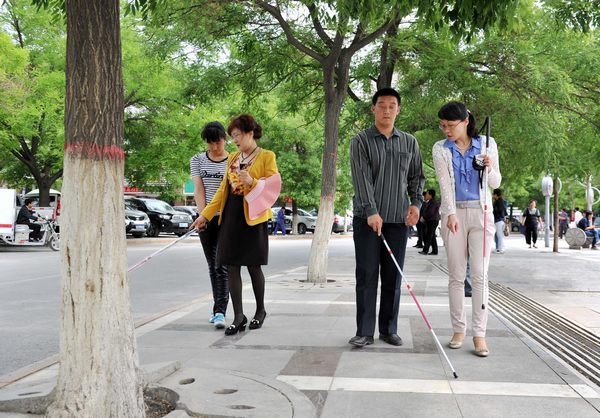 Invidentes aprenden a manejarse por las calles del noroeste de China