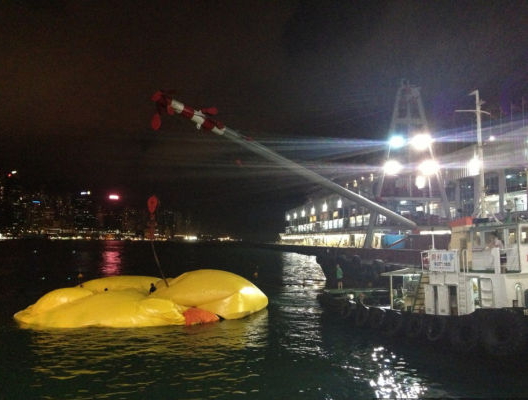 El gigantesco pato de hule aparece desinflado en un puerto de Hong Kong