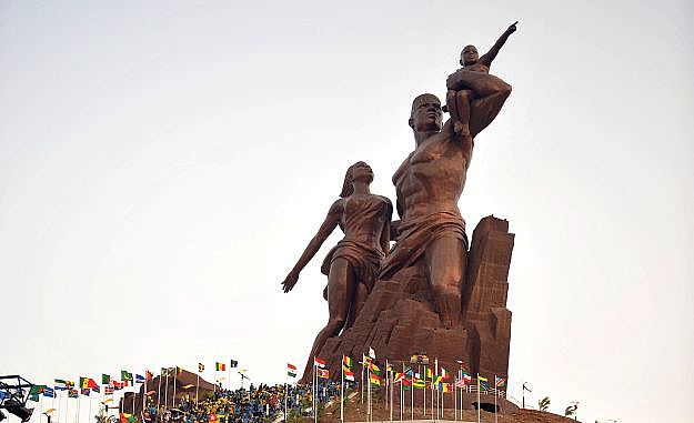 6. En Dakar (Senegal) encontramos el Monumento al Renacimiento africano, una ciclópea construcción de 49 metros de altura –es la más alta de toda África–, realizada en bronce y que representa a un hombre, una mujer y un niño que simbolizan al pueblo africano.