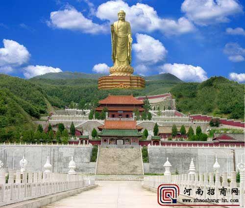 1. La escultura que posee el honor de ser la más alta del mundo es la figura del Buda del Templo de la Primavera, en Lushan (China), que mide nada menos que 128 metros de altura (153 si contamos el edificio sobre el que se asienta). Es decir: casi tres veces el tamaño de la Estatua de la Libertad.