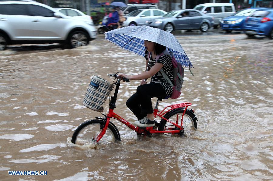 Lluvia y granizo dejan 33 muertos y 12 desaparecidos en sur de China
