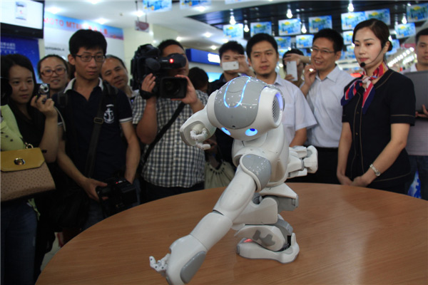 Robot controlado por la red 4G hace tai chi en Zhengzhou