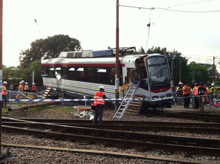 Resultan heridas 62 personas por descarrilamiento de tren ligero en Hong Kong (2)