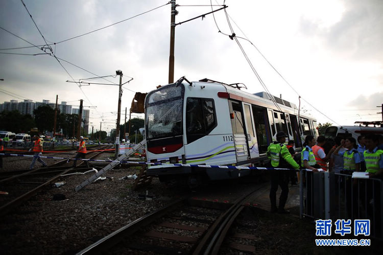 Resultan heridas 62 personas por descarrilamiento de tren ligero en Hong Kong (6)