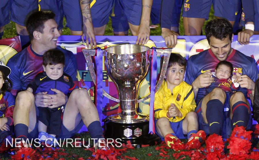 Fútbol: Barcelona recibe título de campeón con victoria 2-1 sobre Valladolid
