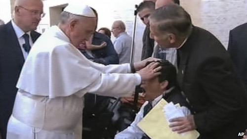 Vaticano niega ‘exorcismo’ de Papa Francisco