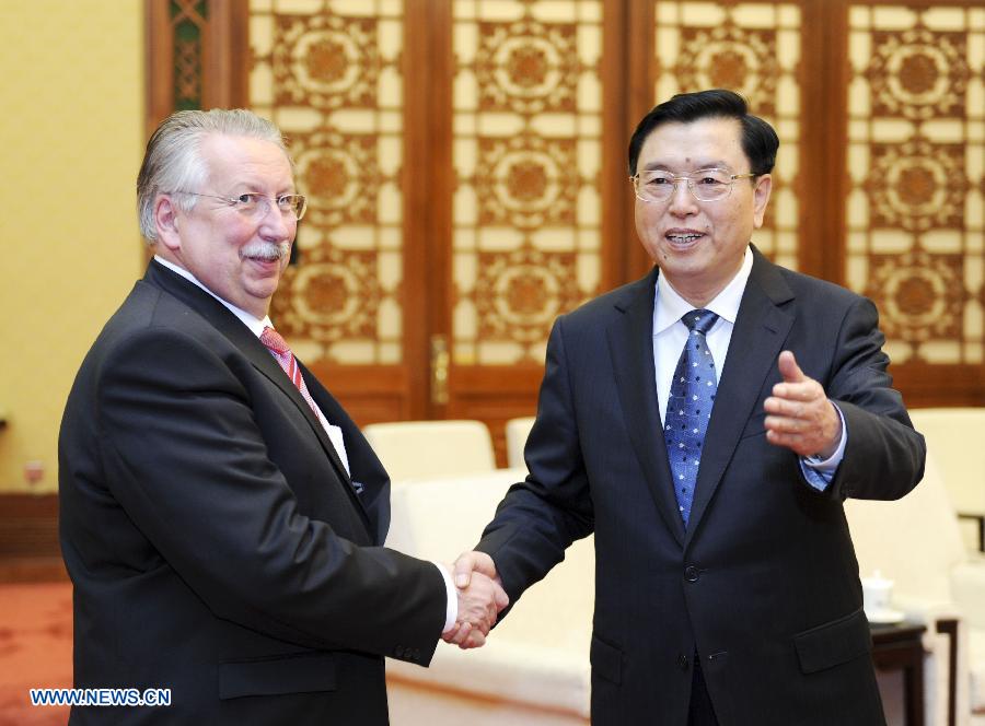 Máximo legislador chino se reúne con presidente de Parlamento belga
