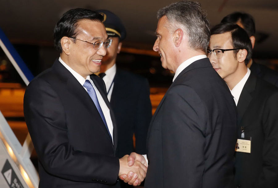 PM chino llega a Suiza en primer viaje a Europa