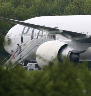 Avión paquistaní desviado aterriza en aeropuerto británico