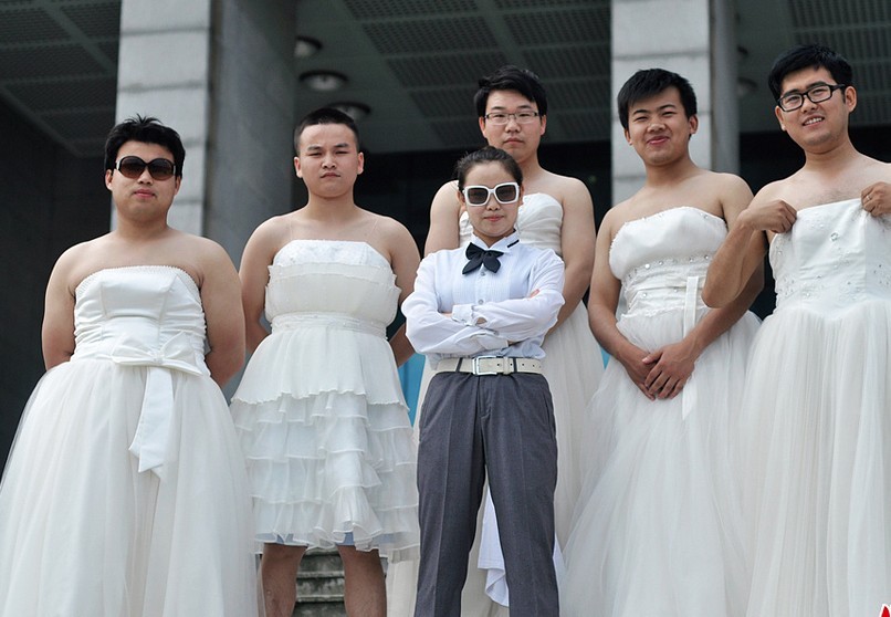 Fotografía “diferente” para celebrar una graduación: alumnas vestidas de novios y alumnos de novias