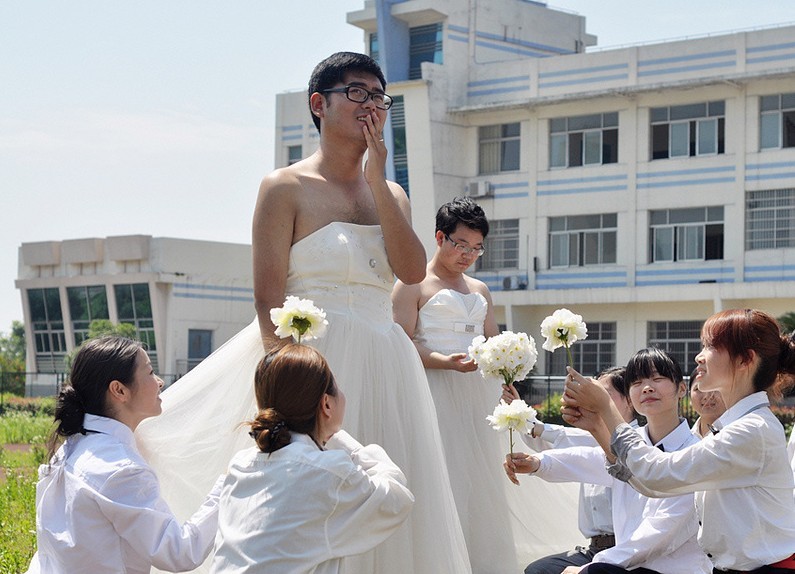 Fotografía “diferente” para celebrar una graduación: alumnas vestidas de novios y alumnos de novias (5)