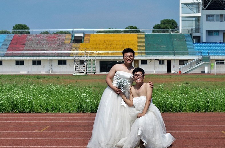 Fotografía “diferente” para celebrar una graduación: alumnas vestidas de novios y alumnos de novias (4)