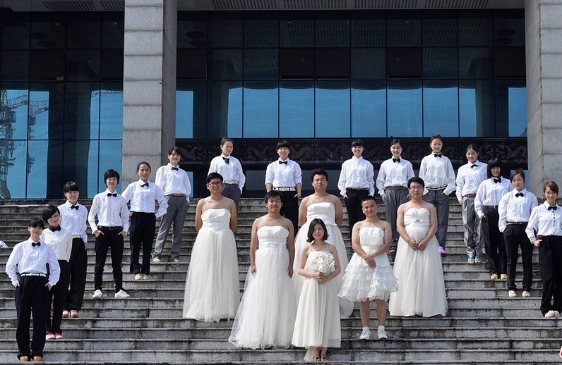 Fotografía “diferente” para celebrar una graduación: alumnas vestidas de novios y alumnos de novias (3)