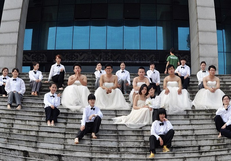 Fotografía “diferente” para celebrar una graduación: alumnas vestidas de novios y alumnos de novias (2)