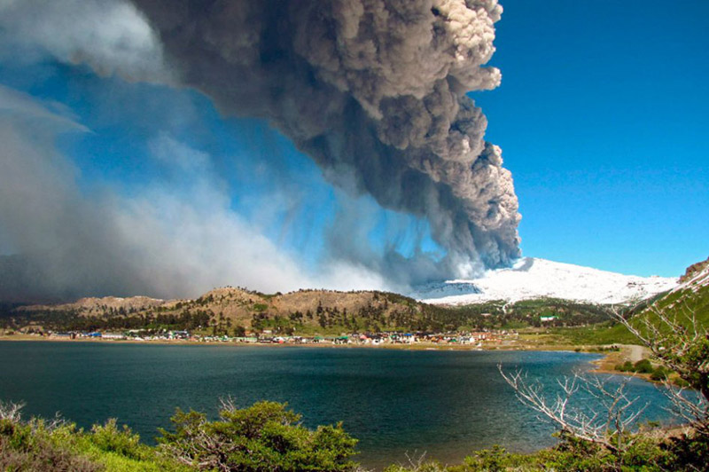 Decretan alerta roja y evacuaciones en Argentina por volcán Copahue