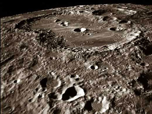 Cráteres de la Luna podrían ser de minerales alienígenos