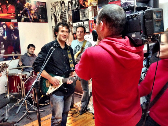 La banda recibió una entrevista de la Televisión 5