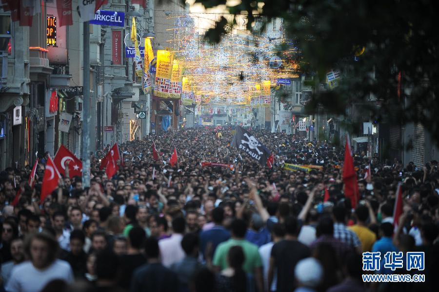 Manifestantes turcos lanzan piedras contra oficina de premier en Estambul 3