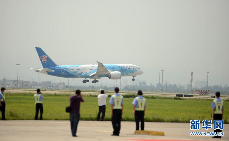El primer Boeing 787 Dreamliner importado a China llegó a Guangzhou 2