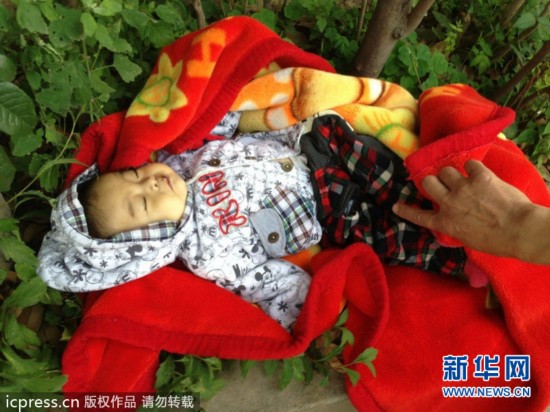 El bebé abandonado encontrado en el suelo junto a una pared de Nanjing ha muerto (3)