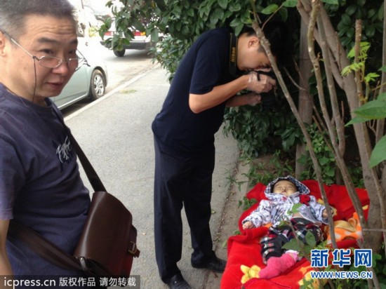 El bebé abandonado encontrado en el suelo junto a una pared de Nanjing ha muerto (4)