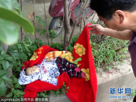 El bebé abandonado encontrado en el suelo junto a una pared de Nanjing ha muerto