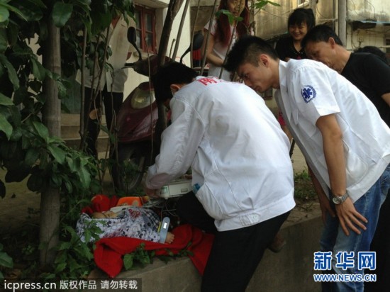 El bebé abandonado encontrado en el suelo junto a una pared de Nanjing ha muerto (2)