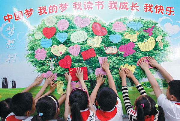 Alumnos de primaria en Jinan, provincia de Shandong, comparten sus notas de libros en una actividad de lectura llamada "Mi sueño, el sueño chino", en mayo.( Foto: Sheng Hong/Xinhua)