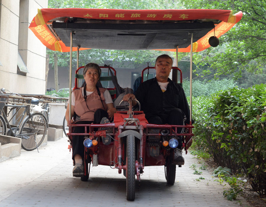 El 25 de mayo en Shenyang, una pareja de jubilados sale de su casa para embarcarse en un viaje por el mundo a bordo de un vehículo de fabricación casera que funciona con energía solar. El plan de la pareja es visitar más de cien países en cinco años. La decisión de realizar este viaje vino después de un viaje por China que les cambió la manera de ver la vida. [Foto:Katherine IIeana Rodriguez/China Daily]