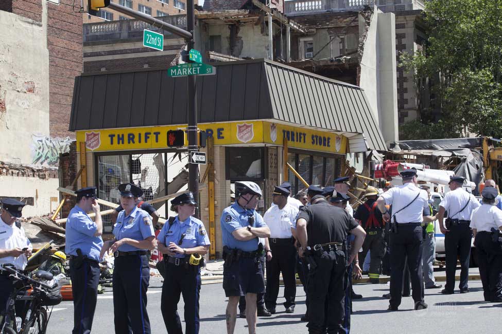 Quedan atrapadas al menos 10 personas por derrumbe de edificio en EEUU