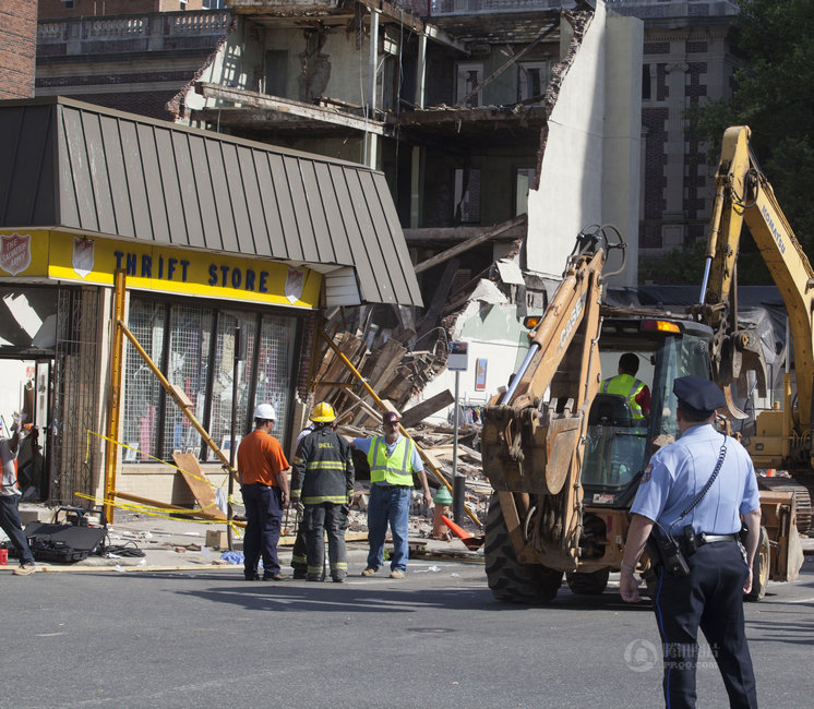 Quedan atrapadas al menos 10 personas por derrumbe de edificio en EEUU