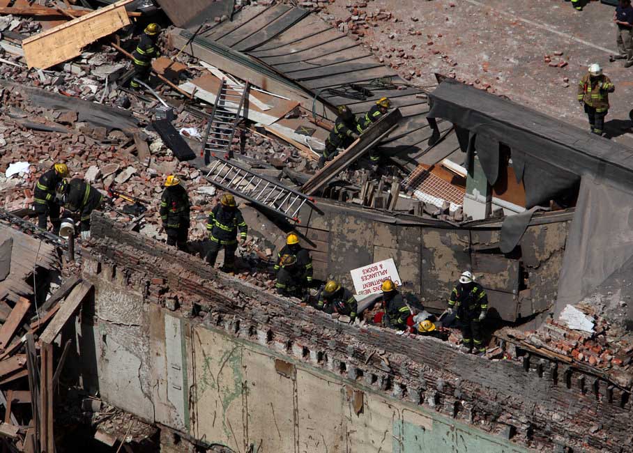 Quedan atrapadas al menos 10 personas por derrumbe de edificio en EEUU