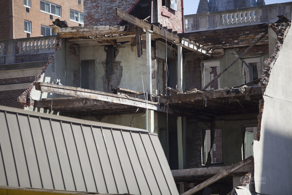 Quedan atrapadas al menos 10 personas por derrumbe de edificio en EEUU