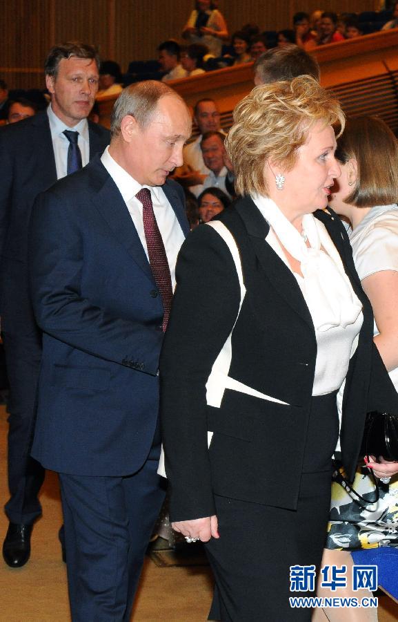 Presidente ruso Putin y su esposa anuncian divorcio