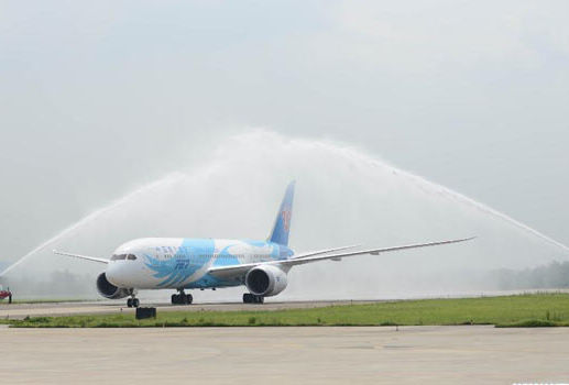 Un Boeing 787 de la compañía China Southern Airlines llega al aeropuerto de Guangzhou, capital de la provincia de Guangdong, el 2 de junio de 2013. Este es el primer Boeing 787 adquirido por una aerolínea china.(Foto/Xinhua) 