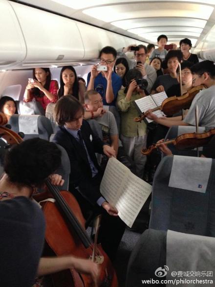 Orquesta de Filadelfia sorprende con concierto en avión en Pekín