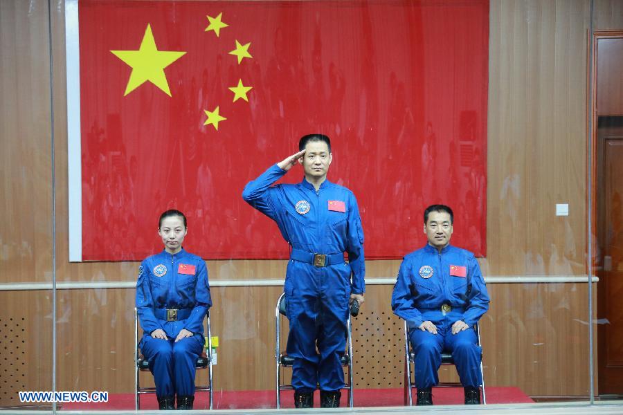 Astronautas de Shenzhou-10 se reúnen con periodistas