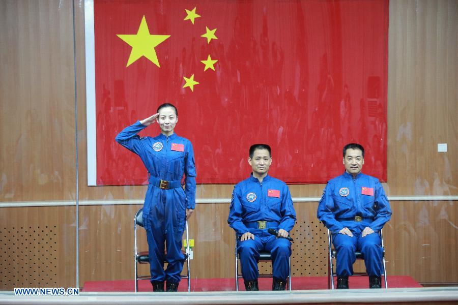 Astronautas de Shenzhou-10 se reúnen con periodistas