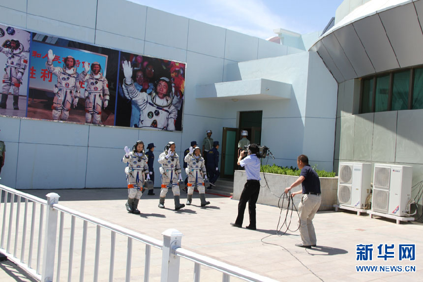 Se celebra la ceremonia de despedida para taikonautas de Shenzhou-X