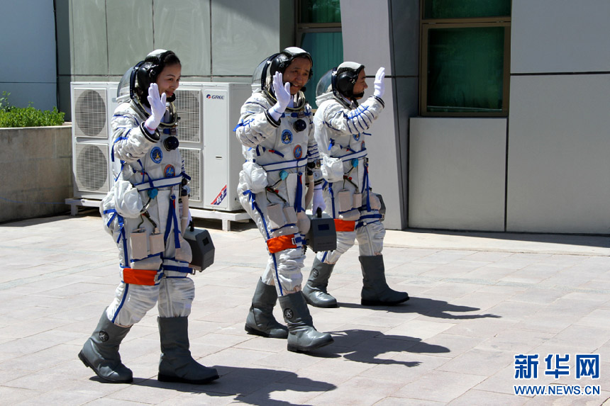 Se celebra la ceremonia de despedida para taikonautas de Shenzhou-X