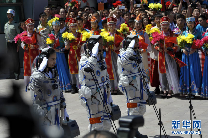 Se celebra la ceremonia de despedida para taikonautas de Shenzhou-X