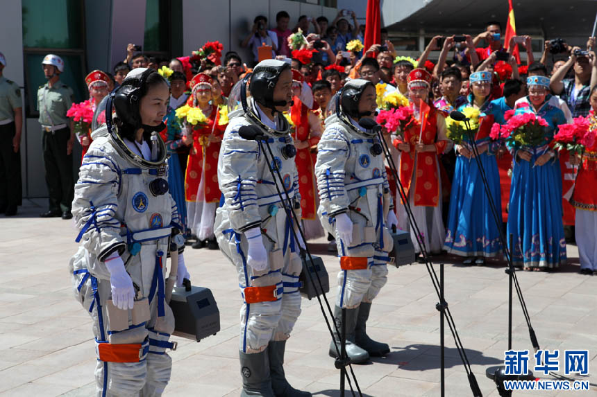 Se celebra la ceremonia de despedida para taikonautas de Shenzhou-X